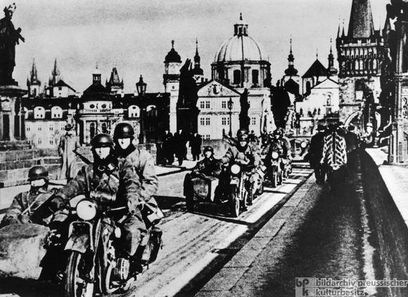 Besetzung Prags: Eine Kradabteilung auf der Karlsbrücke (15. März 1939)